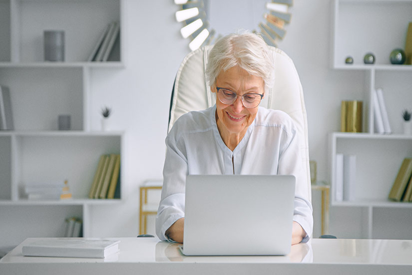 Por qué contratar personal adulto en la empresa.